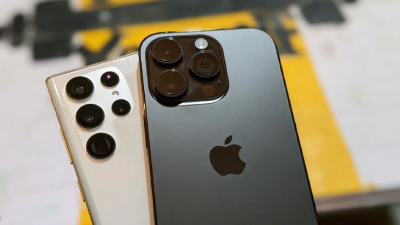 Ilustrasi. Ponsel iPhone 14 Pro dan Galaxy S22 Ultra. (Digital Trends)