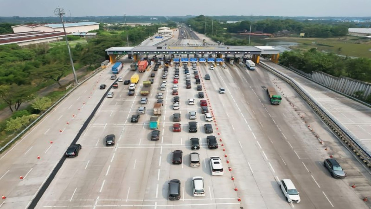 Lalu lintas di Gerbang Tol Cikampek Utama. ANTARA/HO - Jasa Marga