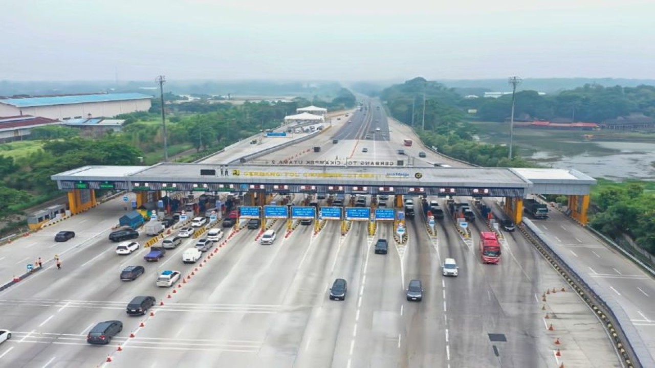 Lalu lintas kendaraan di Gerbang Tol Cikampek Utama. ANTARA/HO - Jasa Marga