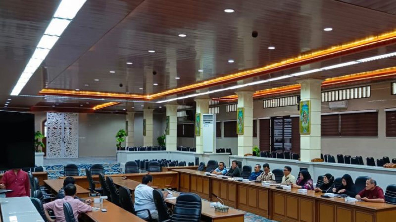 Suasana rapat kerja Komisi III DPRD Kota Cirebon bersama Disnaker di Kota Cirebon, Jawa Barat, pada pekan pertama Desember 2023. (ANTARA/Fathnur Rohman)