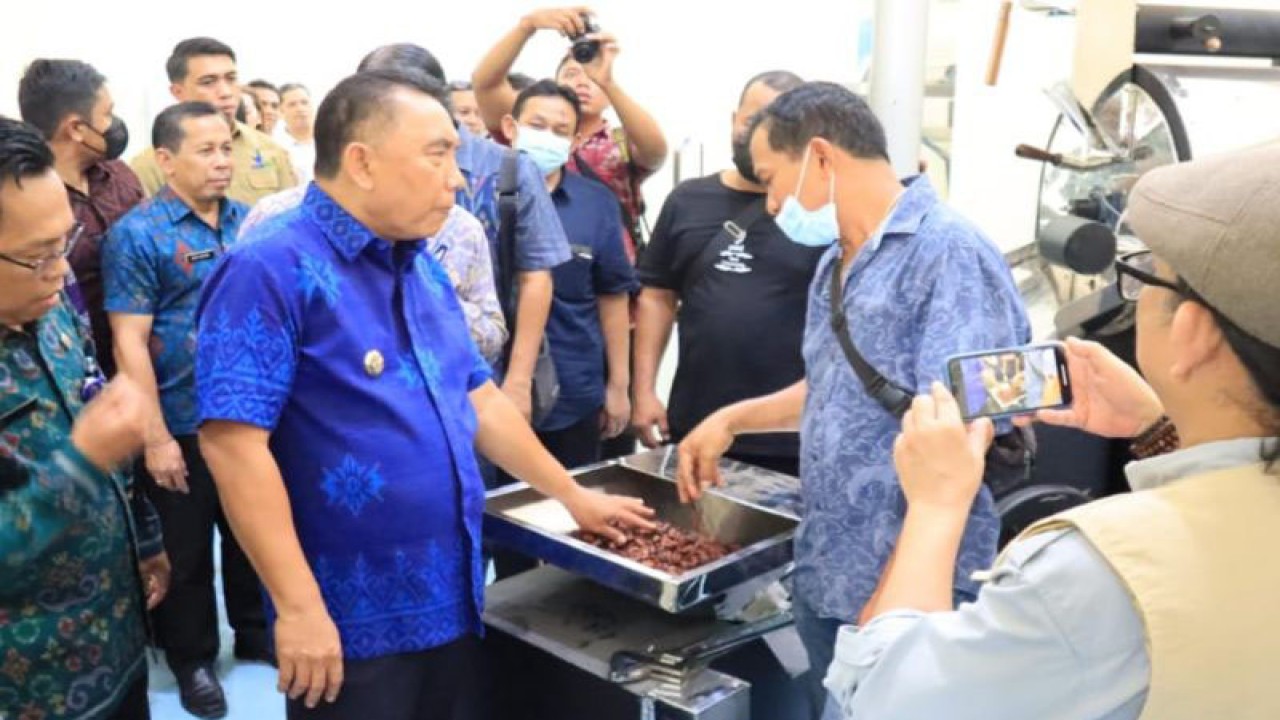Bupati Jembrana I Nengah Tamba meninjau kesiapan pabrik coklat di Jembrana, Bali, Selasa (5/12/2023). ANTARA/Gembong Ismadi