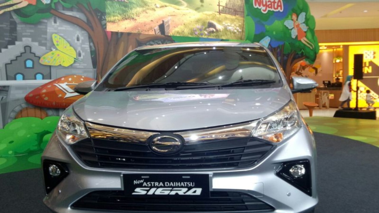 Arsip foto - Tampilan "New Astra Daihatsu Sigra" varian otomatik yang diluncurkan di Summarecon Mall, Serpong, Tangerang Selatan, Senin (16/9/2019). (ANTARA/Arnidhya Nur Zhafira)