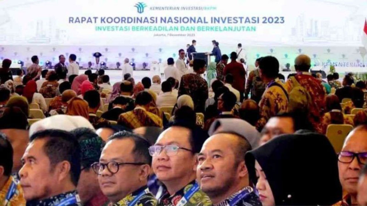 Penjabat Bupati Bekasi Dani Ramdan (kacamata putih) saat menghadiri rapat koordinasi nasional investasi 2023 di Balai Sarbini Jakarta pada Kamis (7/12/2023). (ANTARA/HO-Prokopim Pemkab Bekasi).