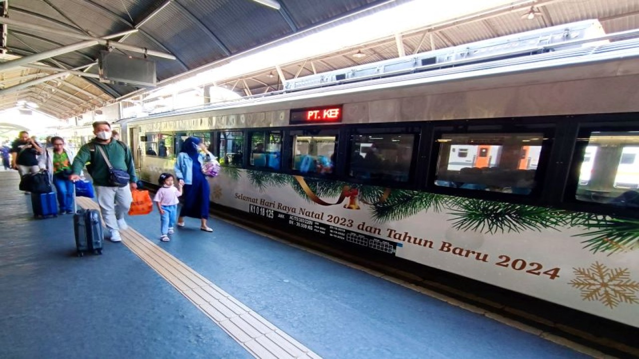 Sejumlah penumpang melintas di sebelah Kereta Api Argo Semeru di Stasiun Gubeng Surabaya, Kamis (21/12/2023). ANTARA/Naufal Ammar Imaduddin