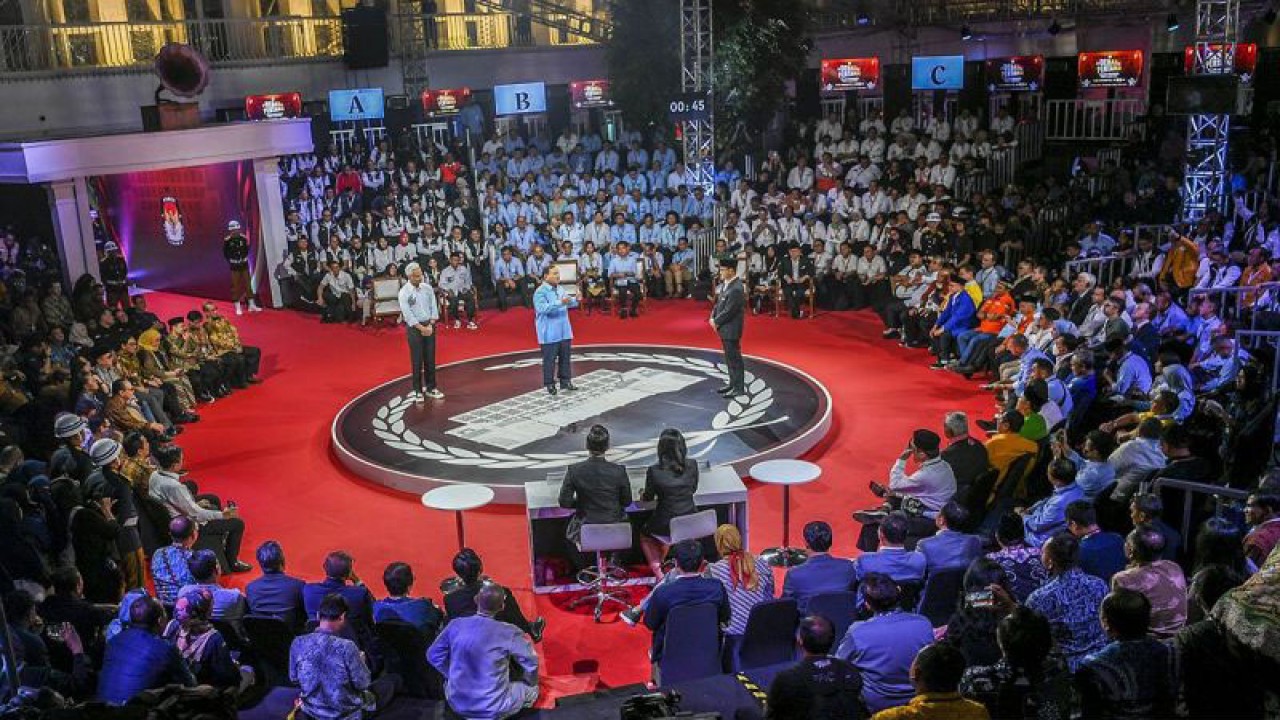 Suasana debat pertama capres Pemilu 2024 di Gedung KPU RI, Jakarta, Selasa (12/12/2023). (ANTARA FOTO/Galih Pradipta/wpa/YUaa)