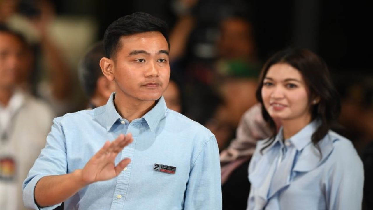 Calon wakil presiden nomor urut 2 Gibran Rakabuming Raka didampingi istri tiba untuk mengikuti debat kedua cawarpres Pemilu 2024 di Jakarta Convention Center, Jakarta, Jumat (22/12/2023). Debat Cawapres 2024 mengangkat tema ekonomi kerakyatan, ekonomi digital, keuangan, investasi pajak, perdagangan, pengelolaan APBN/APBD, infrastruktur, dan perkotaan. ANTARA FOTO/Muhammad Adimaja/rwa.