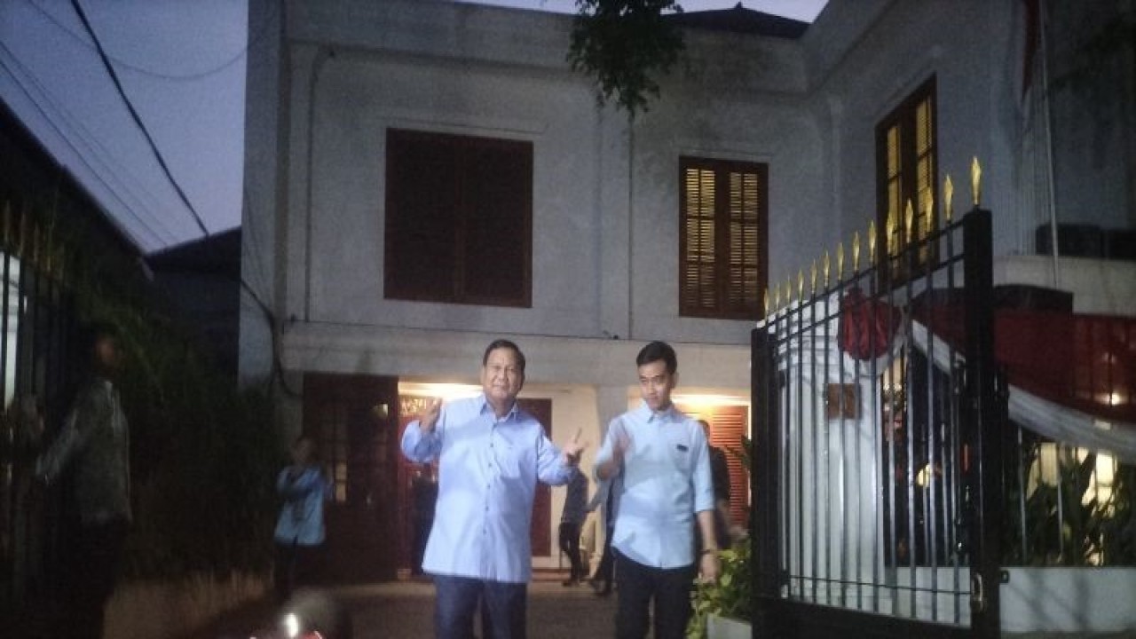 Prabowo Subianto dan Gibran Rakabuming Raka di kawasan Kartanegara, Kebayoran Baru, Jakarta Selatan, Jumat (22/12/2023) (ANTARA/Walda)