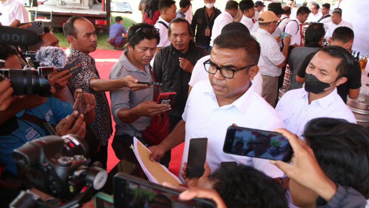 Dirresnarkoba Polda NTB Kombes Pol. Deddy Supriadi memberikan keterangan pers terkait pengungkapan kasus narkotika sepanjang kinerja Tahun 2023 usai melaksanakan giat pemusnahan miras dan narkotika di Lapangan Bhara Daksa Polda NTB, Mataram, Kamis (21/12/2023). (ANTARA/Dhimas B.P.)