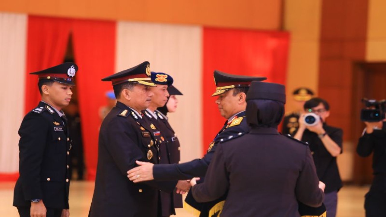 Asisten Kapolri Bidang SDM Irjen Pol. Dedi Prasetyo menyematkan tanda jasa Bintang Bhayangkara Nararya kepada perwakilan 209 orang anggota Polri di PTIK, Jakarta, Kamis (14/12/2023). (ANTARA/HO-Divisi Humas Polri)