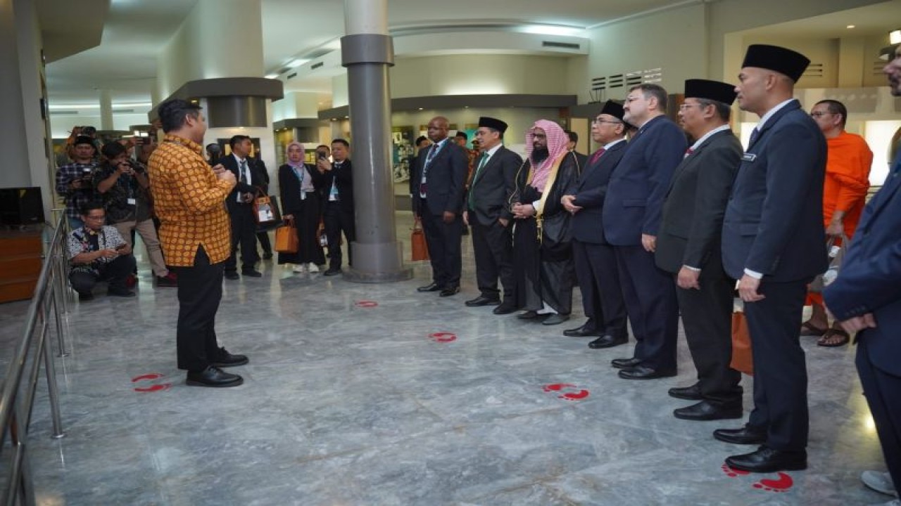 Para delegasi Konferensi Moderasi Beragama saat mengunjungi Museum Konferensi Asia Afrika di Gedung Merdeka, Kota Bandung, Rabu (20/12/2023). (ANTARA/HO-Kemenag)
