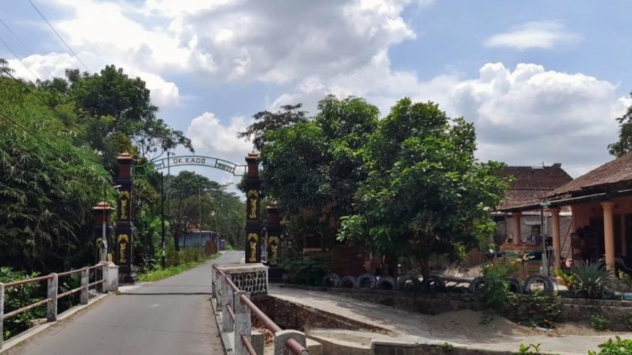 Kondisi kampung sangat sepi setelah dilakukan penggeledahan oleh polisi di rumah seorang terduga teroris di Dukuh Kado, Desa Tambak, Kecamatan Mojosongo, Kabupaten Boyolali, Jawa Tengah, Kamis (14/12/2023). ANTARA/Bambang Dwi Marwoto