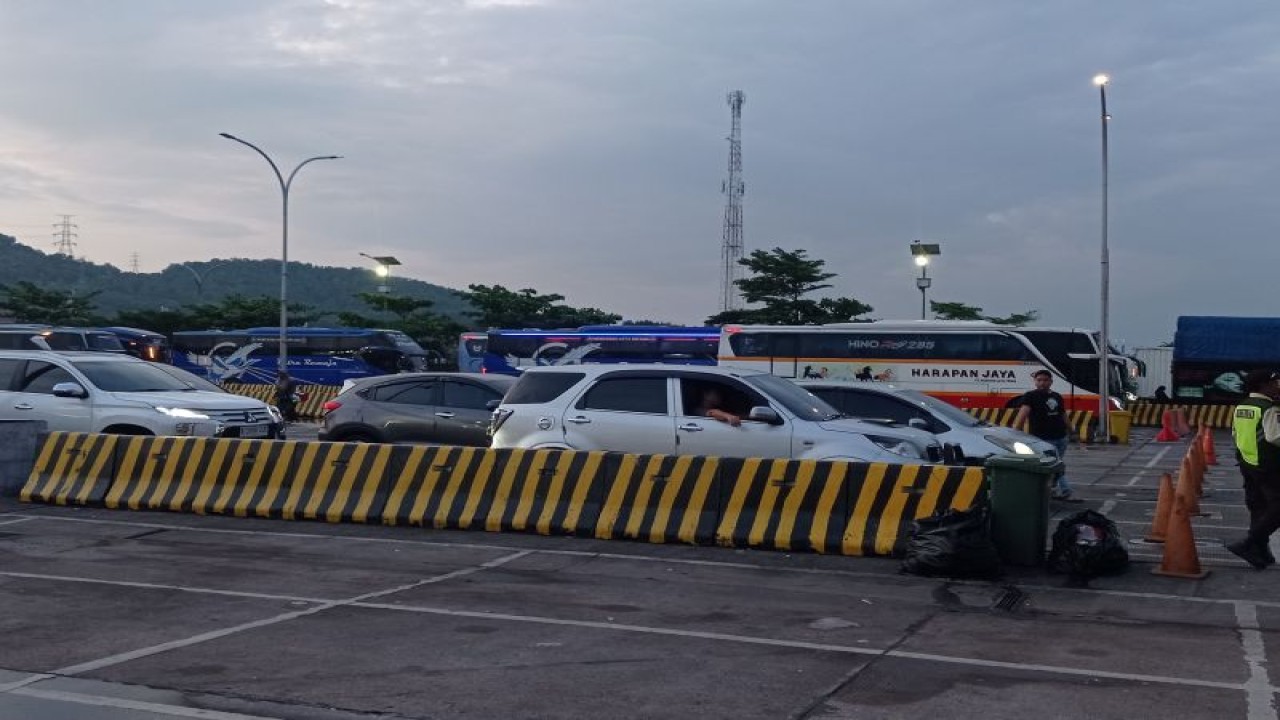 Kendaraan pemudik H+5 Natal atau Sabtu (30/12) melalui Dermaga Eksekutif Pelabuhan Merak masih ramai yang hendak menyeberang menuju Bakauheni, Lampung.ANTARA/Mansyur