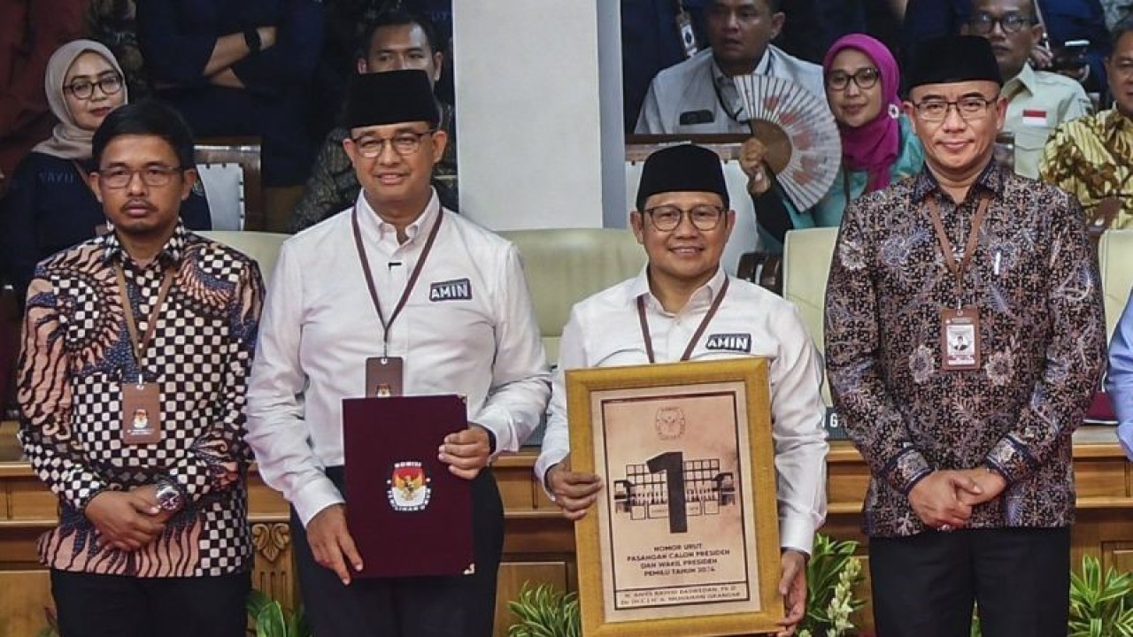 Dokumentasi - Pasangan Capres dan Cawapres nomor urut satu dari Koalisi Perubahan Anies Baswedan (dua kiri) dan Muhaimin Iskandar (dua kanan) didampingi Ketua Komisi Pemilihan Umum (KPU) Hasyim Asy'ari (kanan) dan Anggota Komisioner KPU Idham Holik (kiri) berfoto bersama saat Rapat Pleno Terbuka Pengundian dan Penetapan Nomor Urut Pasangan Capres dan Cawapres Pemilu Tahun 2024 di Gedung KPU, Jakarta, Selasa (14/11/2023). ANTARA FOTO/Galih Pradipta/aa.