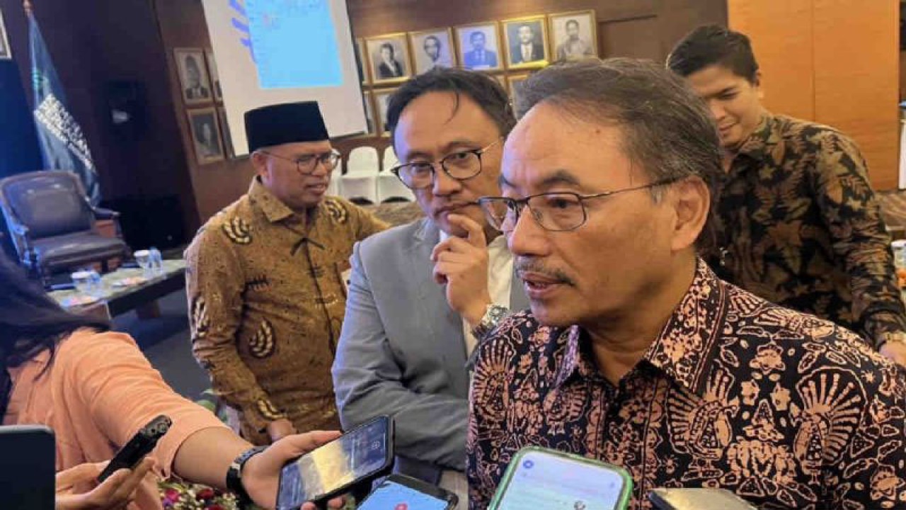 Direktur Jenderal Pengembangan Ekspor Nasional Kementerian Perdagangan Didi Sumedi (tengah), diwawancara di Jakarta, Selasa (19/12/2023). ANTARA/Harianto