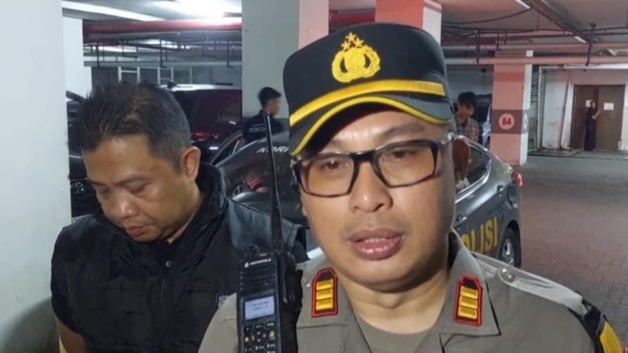 Kapolsek Rappocini Ajun Komisaris Polisi (AKP) Muhammad Yusuf (kiri) menjawab pertanyaan wartawan usai mengevakuasi jenazah korban Yusri  Hafid yang meninggal dunia di kamar hotel Four Poin by Sheraton Makassar, Sulawesi Selatan, Sabtu (16/12/2023). ANTARA/Darwin Fatir.