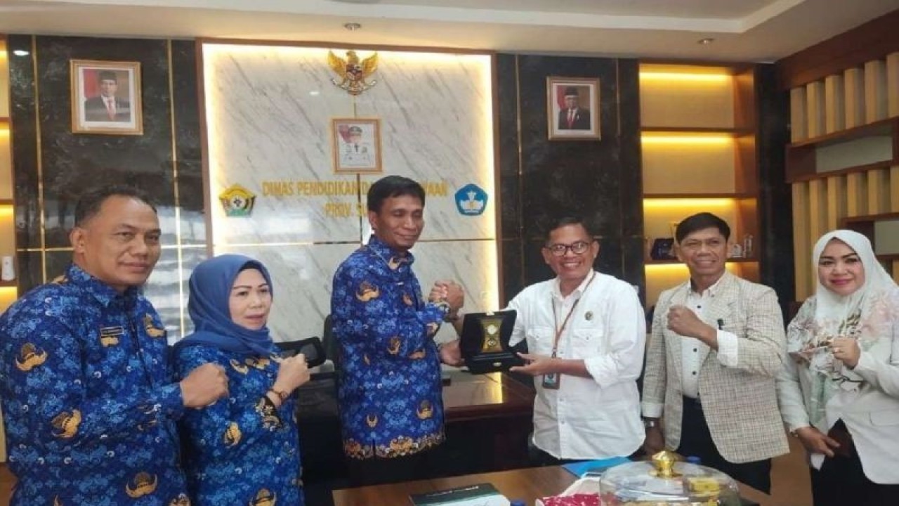 Kadis Dikbud Sultra H Yusmin (ketiga kiri) saat menandatangi kerj sama dengan IAIN Kendari terkait bantuan beasiswa 55 orang mahasiswa kurang mampu namun berprestasi. (Foto ANTARA/HO Dikbud Sultra).