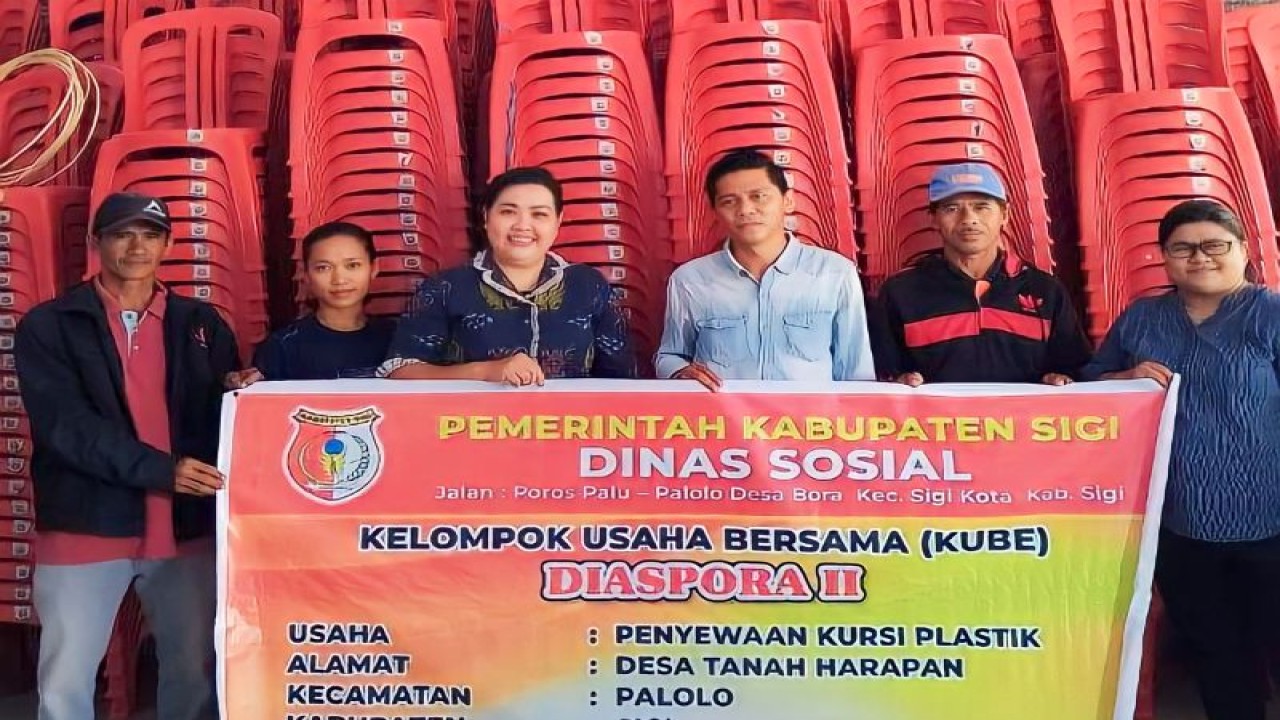 Dinas Sosial Kabupaten Sigi menyalurkan bantuan kursi untuk kelompok usaha bersama. (ANTARA/HO-Dinas Sosial Sigi)