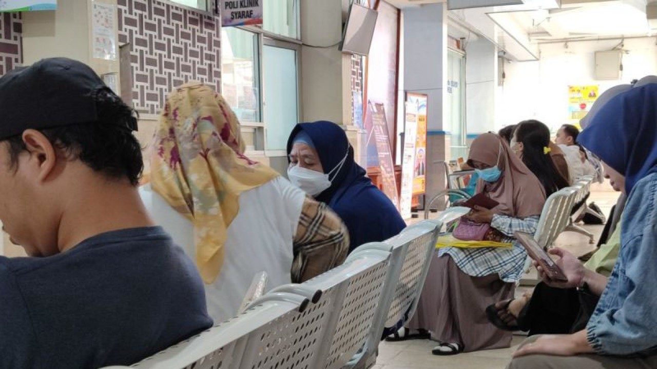Dinkes Kota Bengkulu mengimbau agar masyarakat kembali menggunakan masker saat beraktivitas di luar rumah. ANTARA/Anggi Mayasari