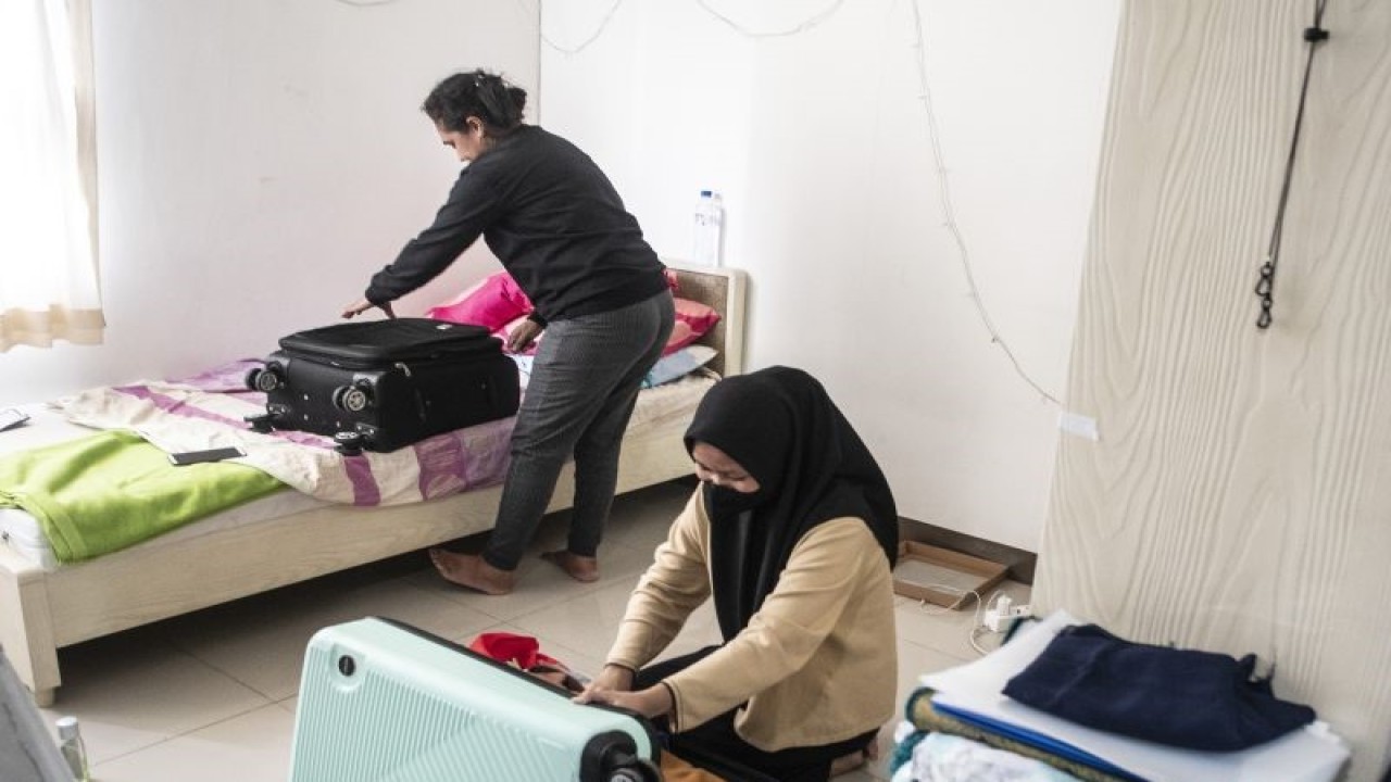 Relawan COVID-19 mengemas baju di Rumah Sakit Darurat COVID (RSDC) Wisma Atlet Kemayoran, Jakarta, Jumat (31/3/2023). RSDC Wisma Atlet Kemayoran resmi ditutup pada Jumat (31/3/2023). ANTARA FOTO/Muhammad Adimaja/foc