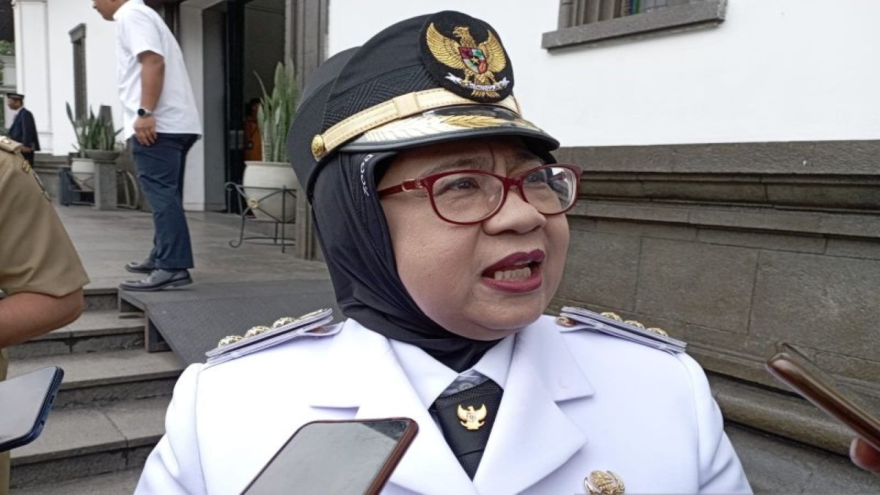 Kepala Dinas Sosial Jawa Barat Ida Wahidah Hidayati memberikan keterangan usai pelantikan dirinya sebagai Penjabat (Pj) Wali Kota Banjar di Gedung Sate, Bandung, Senin (4/12/2023). (ANTARA/Ricky Prayoga)