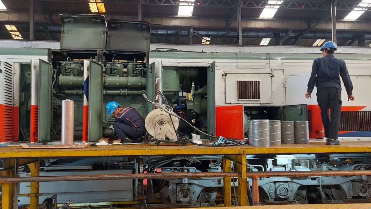 Pekerja di Dipo Lokomotif Bandung mengerjakan perawatan rutin pada lokomotif, Bandung, Rabu (13/12/2023). ANTARA/Ricky Prayoga