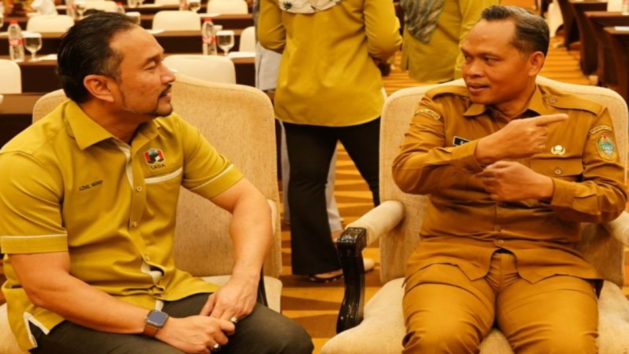 Kepala Dinas Kebudayaan, Pariwisata dan Ekonomi Kreatif (Disbudparekraf) Sumatera Utara Zumri Sulthony (kanan) berbincang dengan Manajer Pariwisata Langkawi Development Authority (LADA) Azmil Munif Mohd Bukhari di Medan, Selasa (5/12/2023). (ANTARA/HO-Disbudparekraf Sumut)