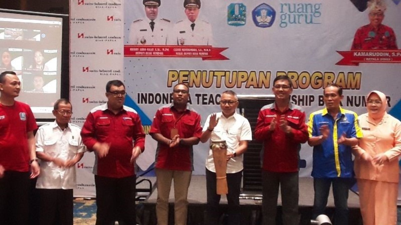 Kadis Pendidikan dan Kebudayaan Biak Nimfor Kamaruddin S.Pd menutup pelatihan kompetensi Indonesia Teacher Fellowship dengan Ruangguru.ANTARA/Muhsidin