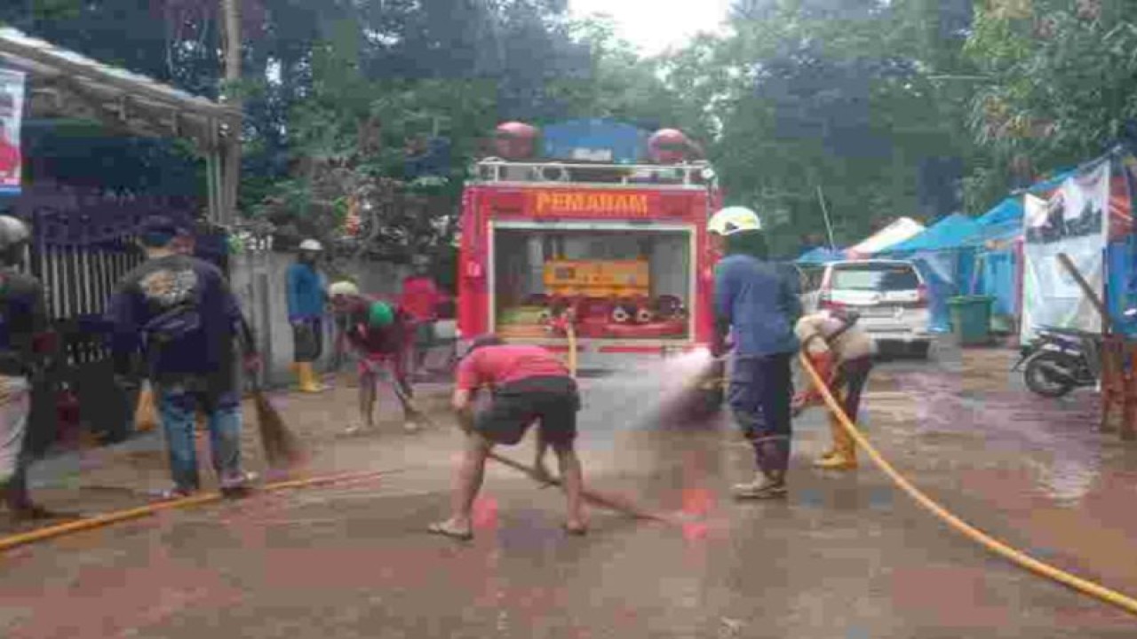 Dinas Penanggulangan Kebakaran dan Penyelamatan (Gulkarmat) Provinsi DKI Jakarta bersama Dinas Sumber Daya Air (SDA) membersihkan kawasan Bidara Cina, Jatinegara, Jakarta Timur setelah tergenang akibat hujan pada Rabu-Kamis (29-30/11/2023) . ANTARA/ HO-Pemprov DKI Jakarta
