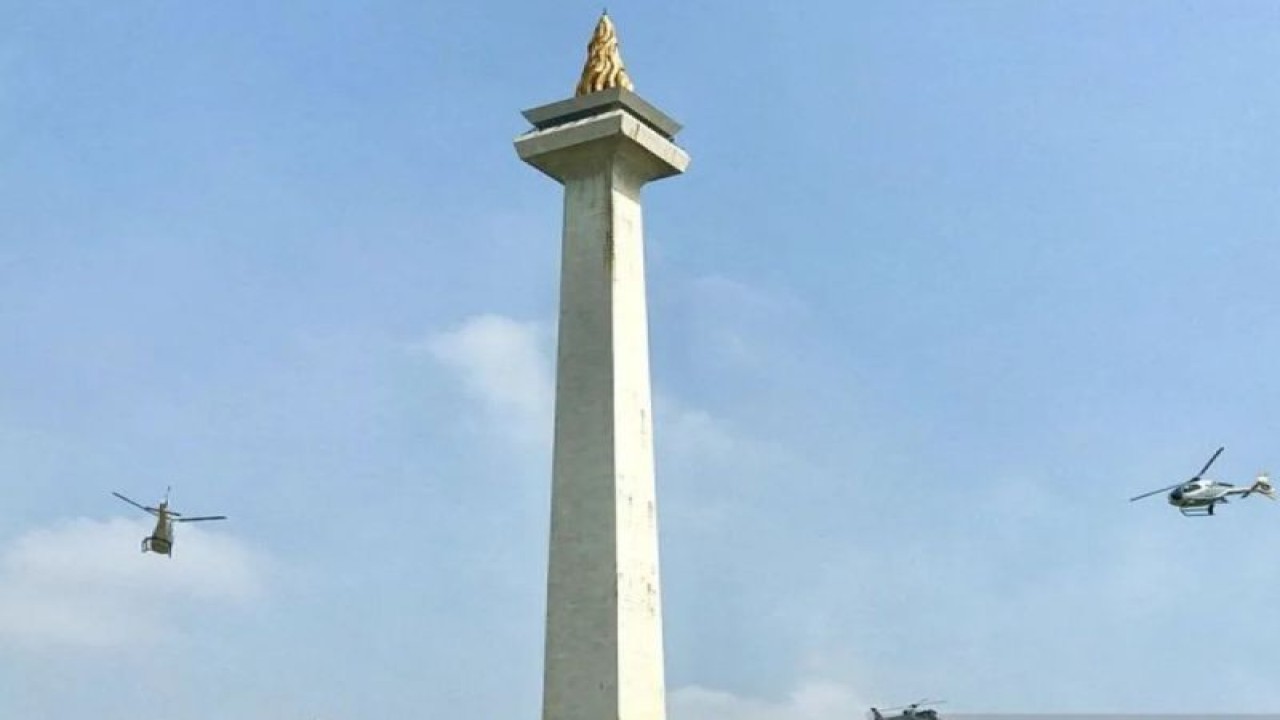 Helikopter Colibri TNI AU yang diterbangkan Tim Dynamic Pegasus mengelilingi langit Monas saat Upacara Parade dan Defile HUT ke-78 TNI di Jakarta, Kamis (5/10/2023). (ANTARA/Genta Tenri Mawangi/aa)