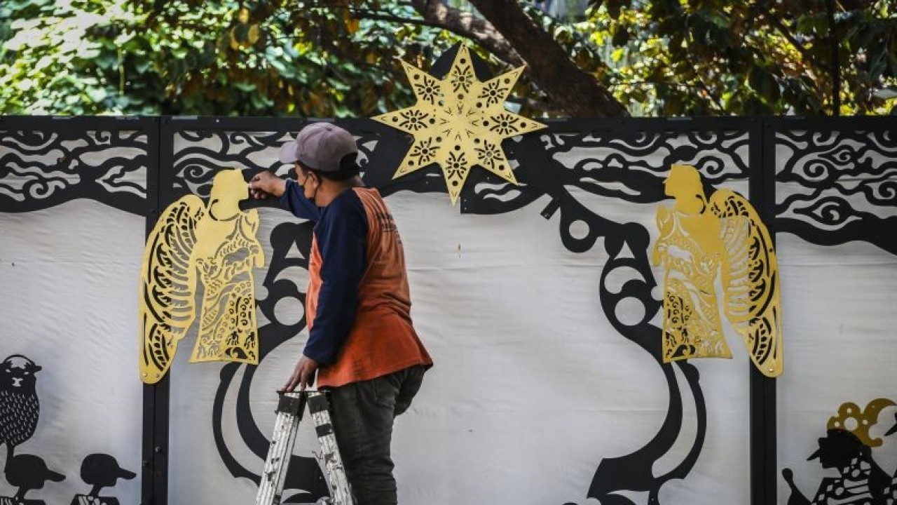 Petugas memasang dekorasi Natal di Gereja Katedral, Jakarta, Kamis (21/12/2023). Menyambut hari raya Natal 2023. ANTARA FOTO/Rivan Awal Lingga/nz