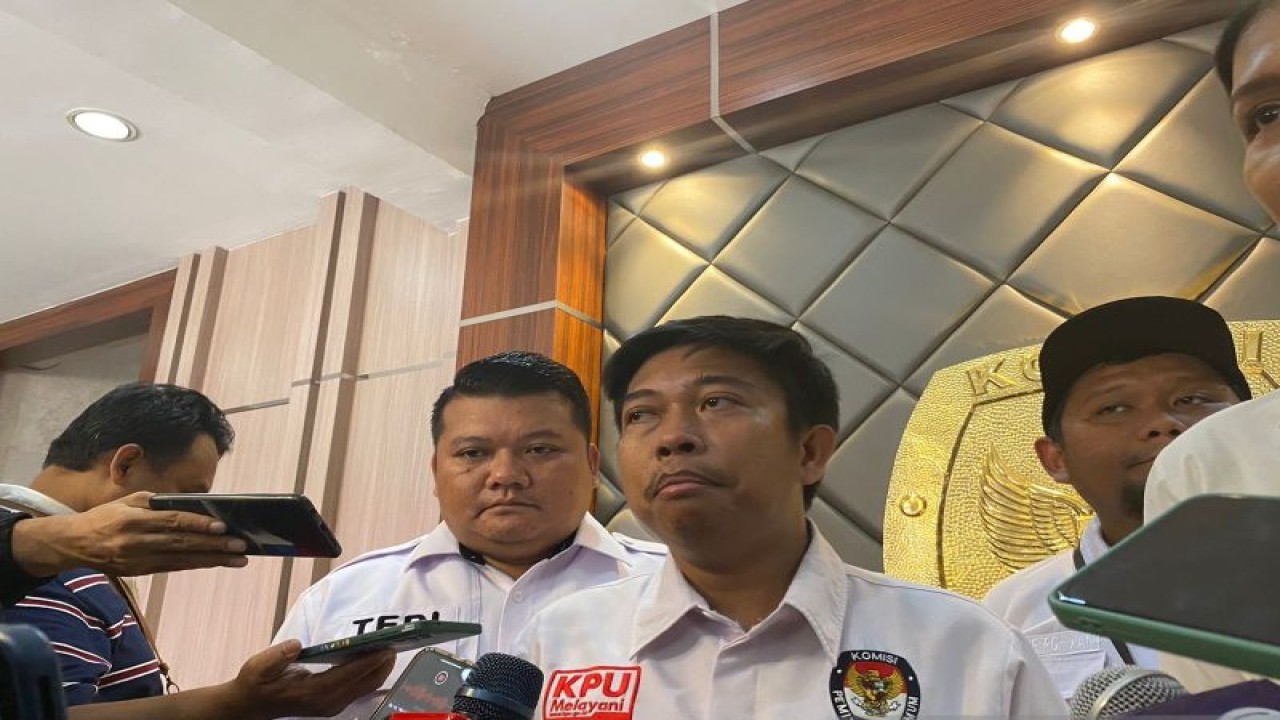Kepala Divisi Teknis Penyelenggaraan Pemilu KPU DKI Jakarta Dody Wijaya saat ditemui di KPU Kota Jakarta Timur, Senin (18/12/2023). ANTARA/Mentari Dwi Gayati