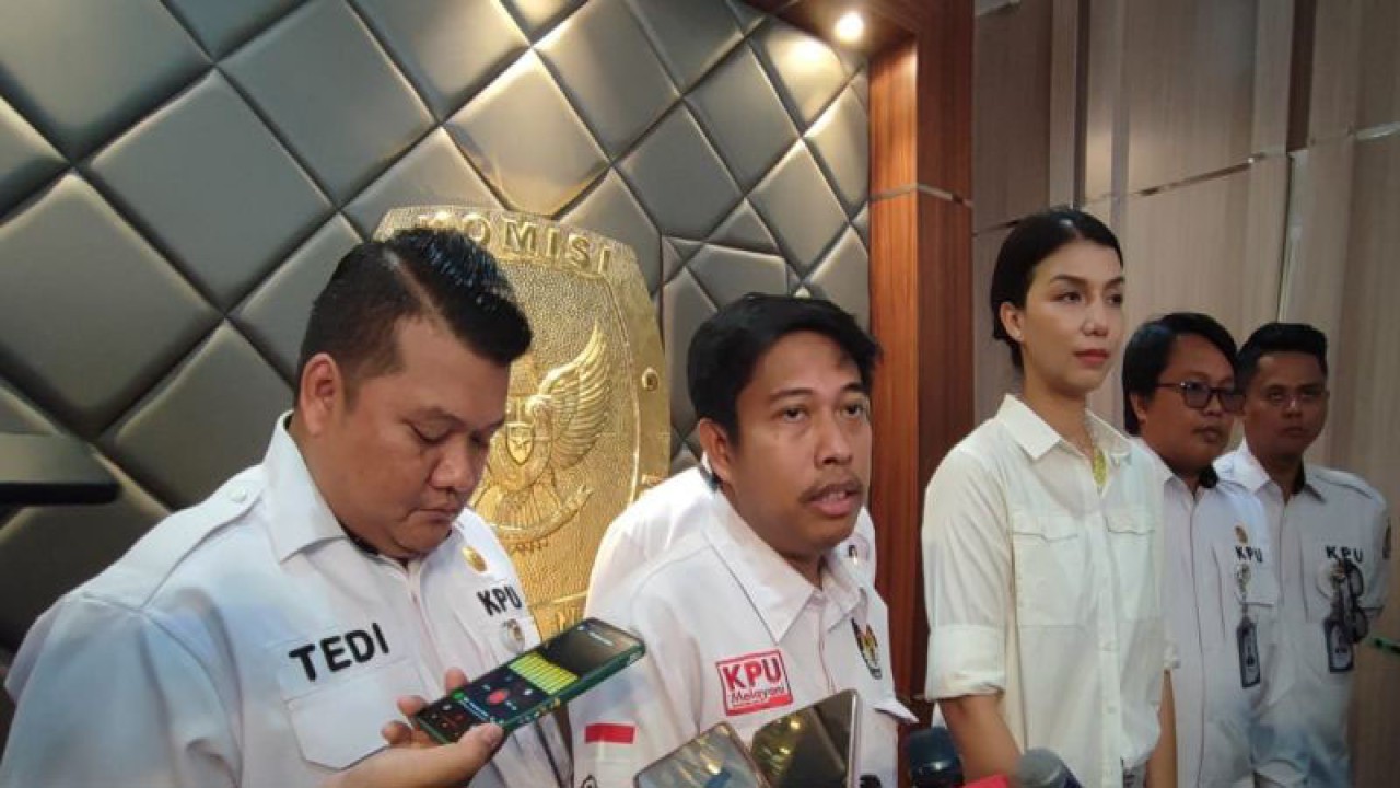 Kepala Divisi Teknis Penyelenggaraan Pemilu KPU DKI Jakarta Dody Wijaya (tengah) saat ditemui di KPU Kota Jakarta Timur, Senin (18/12/2023). ANTARA/Syaiful Hakim