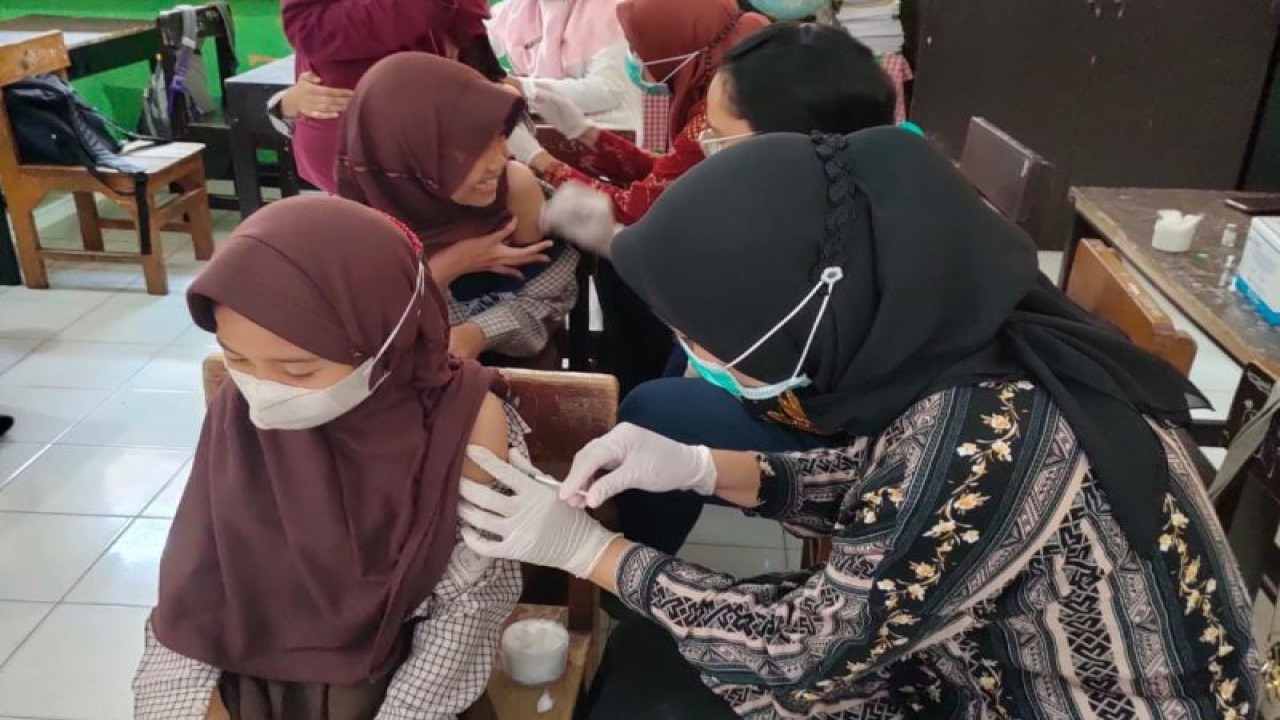 Dokumen: layanan vaksinasi COVID-19 untuk anak usia sekolah di Kota Mataram, Provinsi Nusa Tenggara Barat. (ANTARA/Nirkomala)