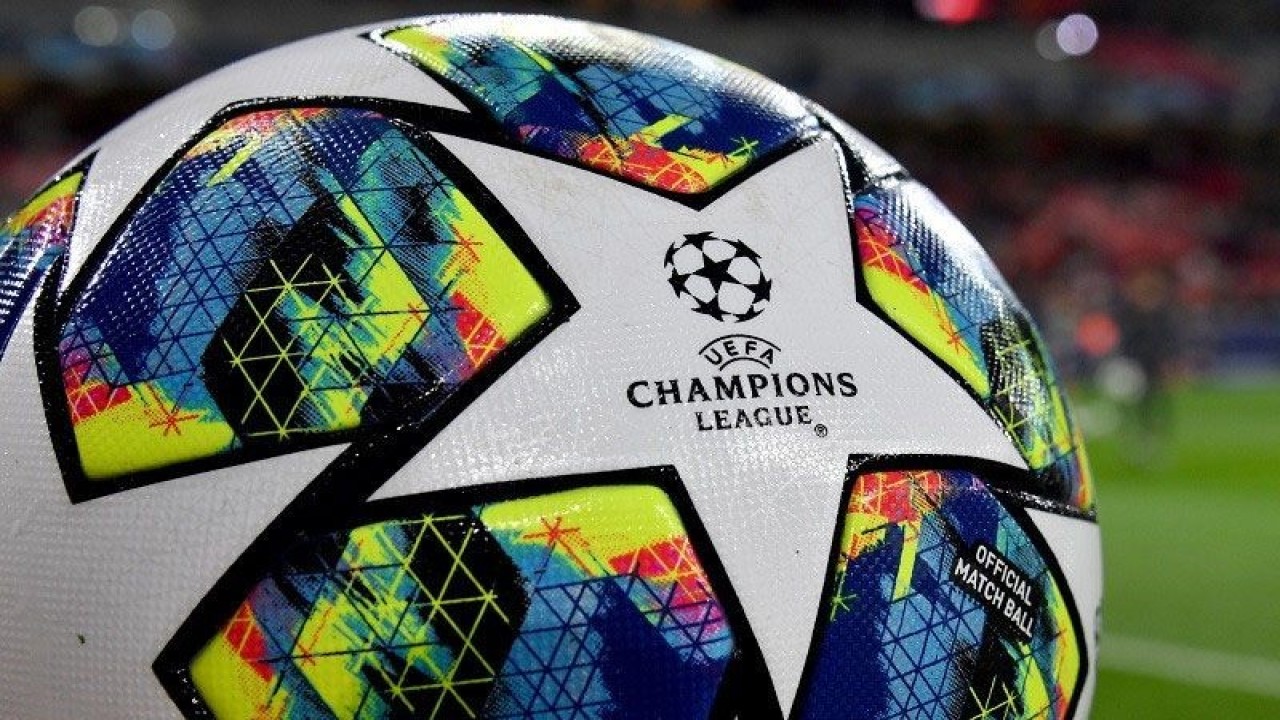 Logo Liga Champions melekat dalam bola resmi yang digunakan dalam kompetisi sepak bola paling bergengsi antarklub Eropa tersebut. (ANTARA/AFP/Denis Charlet)