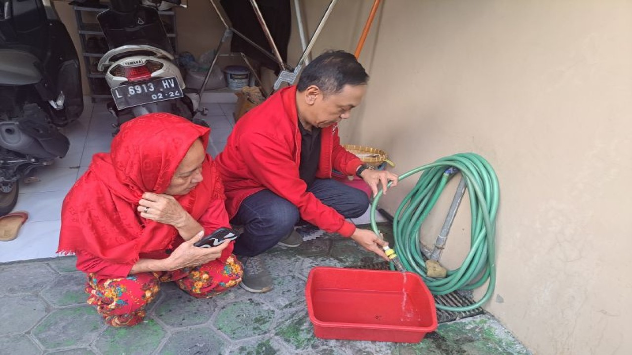 Wakil ketua komisi B DPRD kota Surabaya Anas Karno saat mengecek kondisi air yang dikeluhkan oleh para warga  di kampung Kedung Tomas, Kecamatan Sukolilo, Kota Surabaya, Senin (4/12/2023). (ANTARA/HO-DPRD Surabaya)