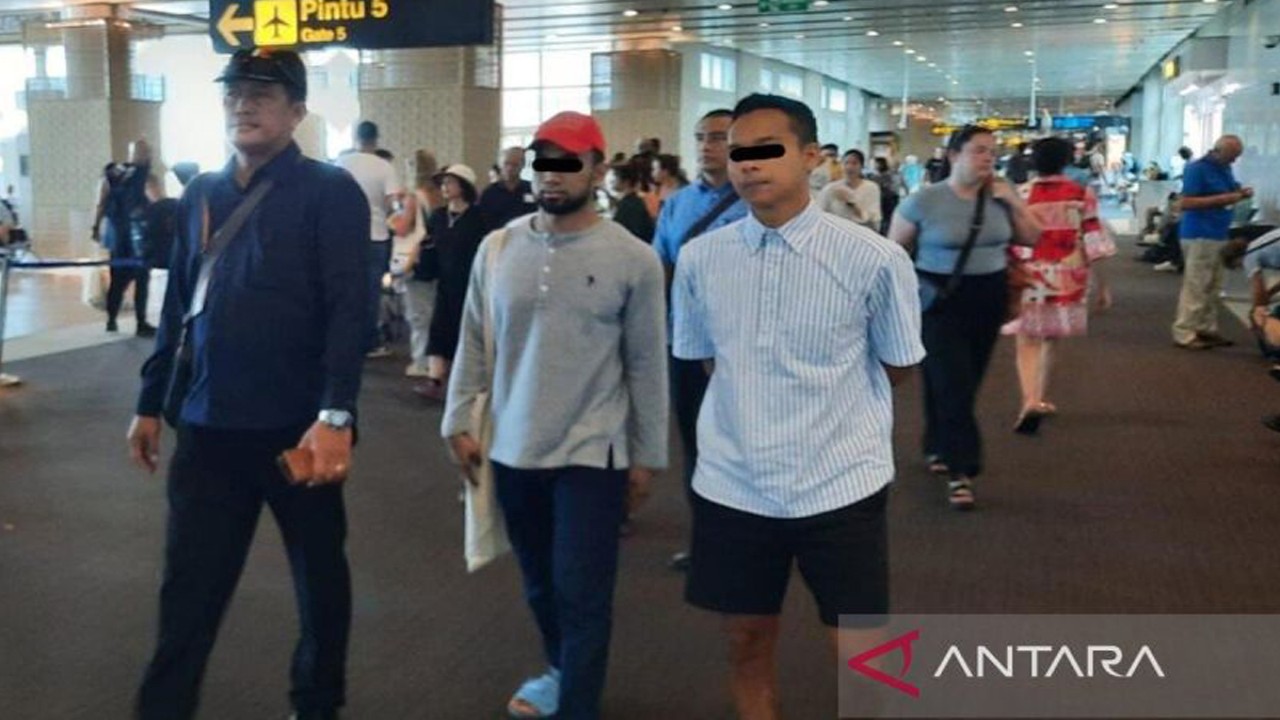 Imigrasi di Denpasar, Bali mendeportasi dua WNA Malaysia eks narapidana kasus narkoba di Denpasar, Jumat (1/12/2023) ANTARA/HO-Imigrasi Denpasar