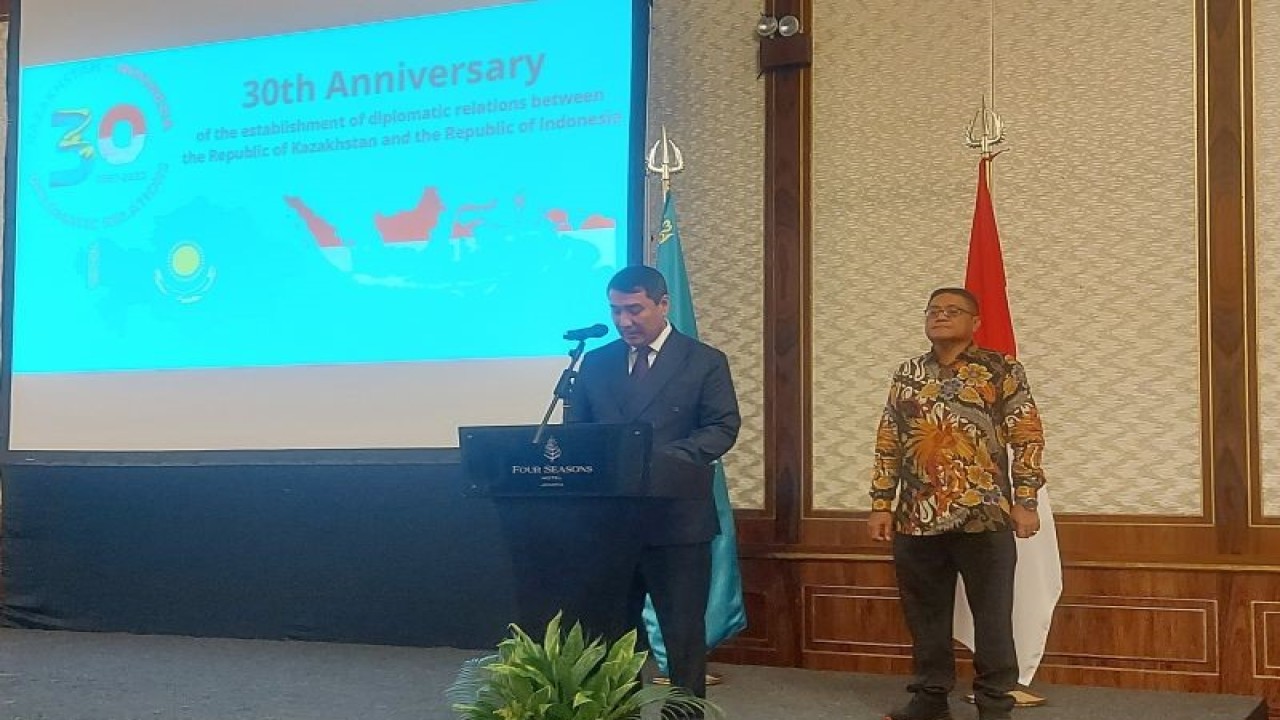 Duta Besar Republik Kazakhstan untuk Indonesia Serzhan Abdykarimov berbicara dalam perayaan 30 tahun hubungan diplomatik Indonesia-Kazakhstan, di Jakarta, Rabu (13/12/2023). (ANTARA/Katriana)