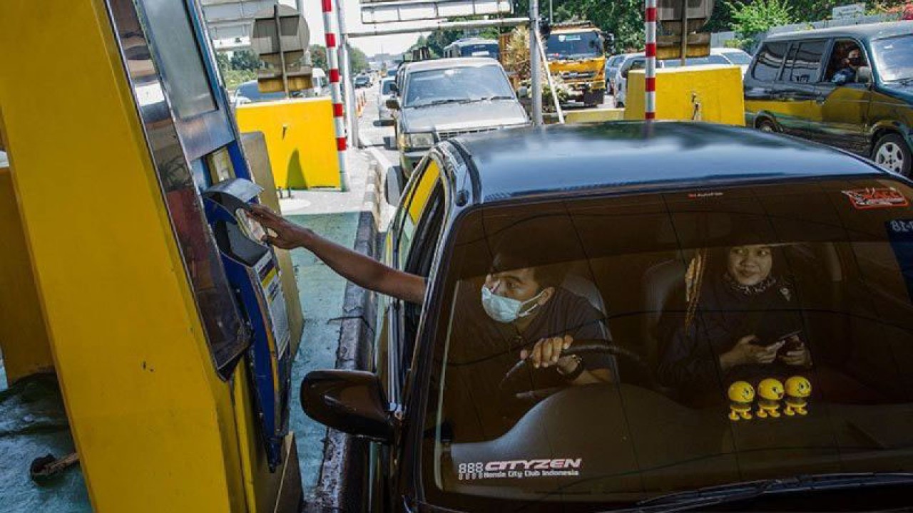 Arsip foto - Pengendara mobil melakukan transaksi e-toll saat keluar Gerbang Tol Pasteur, Bandung, Jawa Barat. ANTARA FOTO/Novrian Arbi/pras/aa.