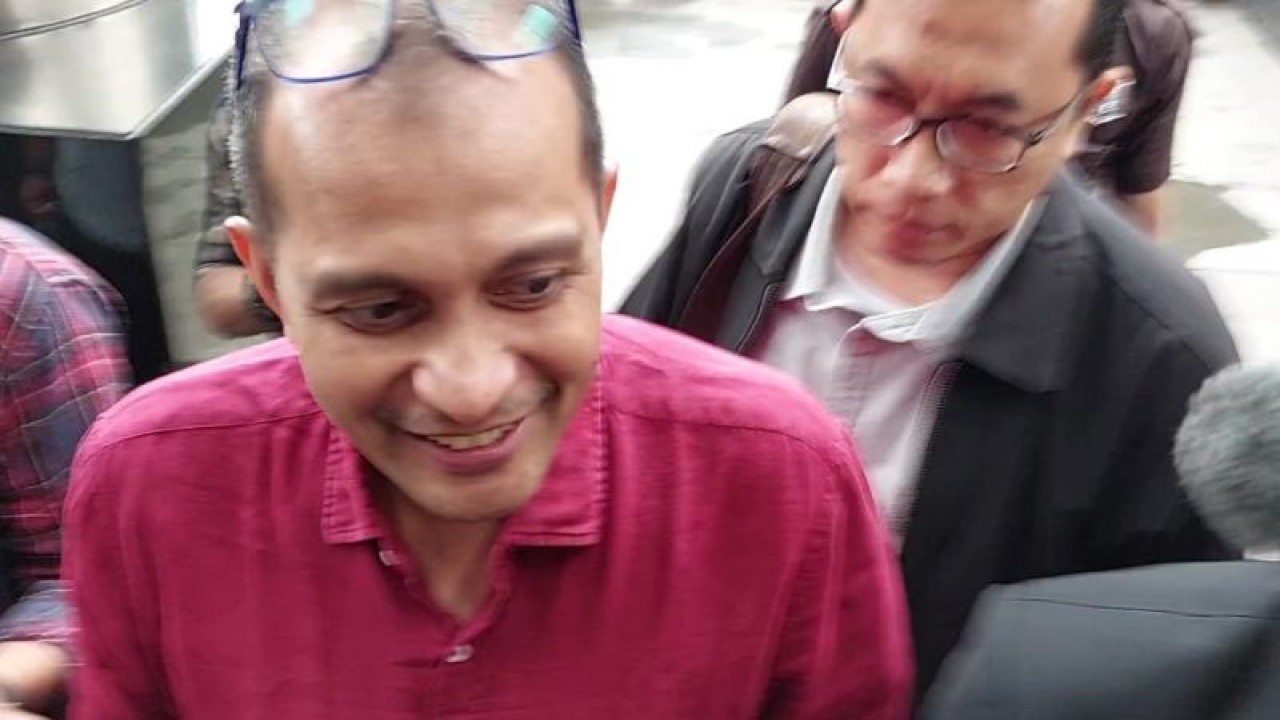 Wamenkumham Eddy Hiariej tiba untuk diperiksa sebagai saksi kasus dugaan korupsi Kemenkumham di Gedung Merah Putih KPK, Jakarta Selatan, Jakarta, Senin (4/12/2023). (ANTARA/Fianda Sjofjan Rassat)