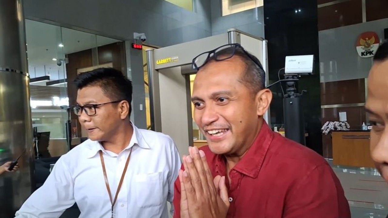 Wamenkumham Eddy Hiariej meninggalkan Gedung Merah Putih KPK, usai menjalani pemeriksaan oleh penyidik KPK sebagai saksi kasus dugaan korupsi Kemenkumham, Senin (4/12/2023). ANTARA/Fianda Sjofjan Rassat