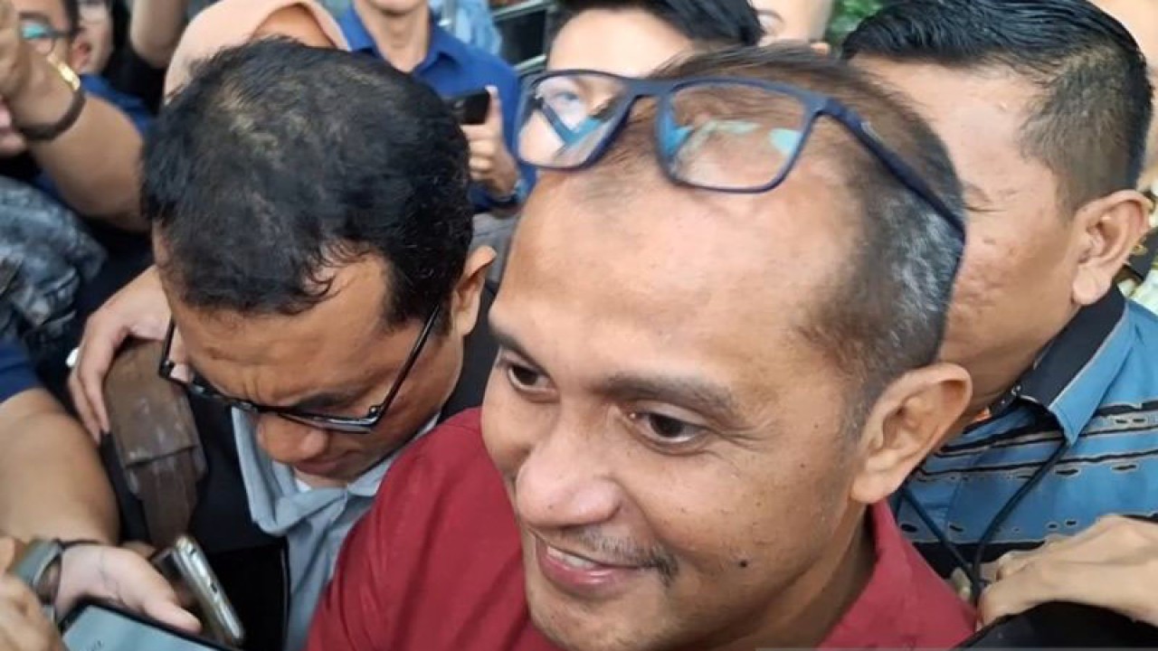 Wamenkumham Eddy Hiariej meninggalkan Gedung Merah Putih KPK, usai menjalani pemeriksaan oleh penyidik KPK sebagai saksi kasus dugaan korupsi Kemenkumham, Senin (4/12/2023). ANTARA/Fianda Sjofjan Rassat.