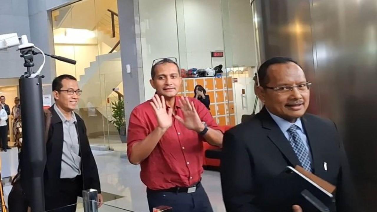 Wamenkumham Eddy Hiariej meninggalkan Gedung Merah Putih KPK, usai menjalani pemeriksaan oleh penyidik KPK sebagai saksi kasus dugaan korupsi Kemenkumham, Senin (4/12/2023). ANTARA/Fianda Sjofjan Rassat.