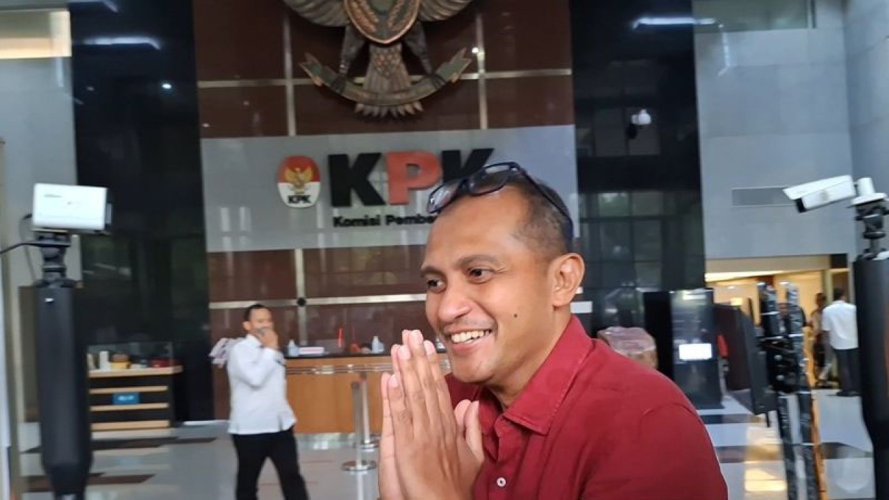 Arsip - Wamenkumham Eddy Hiariej meninggalkan Gedung Merah Putih KPK, usai menjalani pemeriksaan oleh penyidik KPK sebagai saksi kasus dugaan korupsi Kemenkumham, Senin (4/12/2023). (ANTARA/Fianda Sjofjan Rassat)