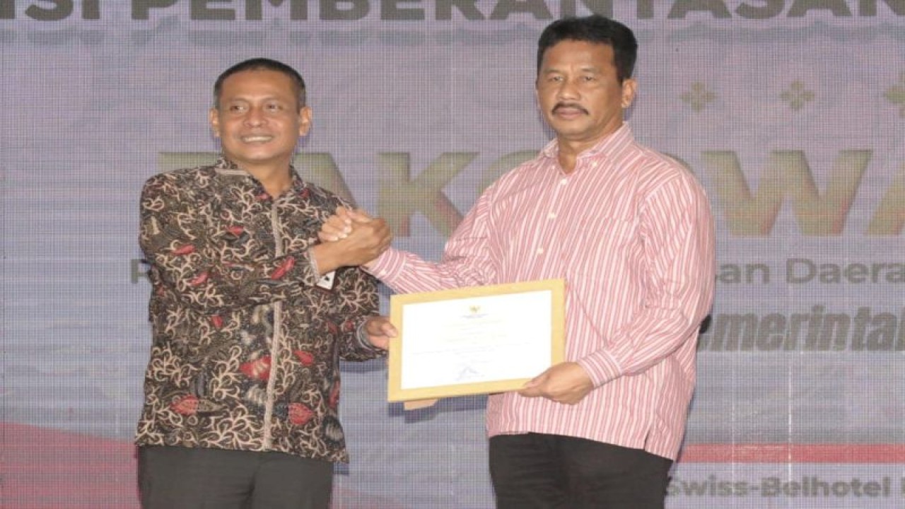Direktur Koordinasi & Supervisi Wilayah I KPK, Edi Suryanto menyerahkan penghargaan pencegahan korupsi kepada Wali Kota Batam Muhammad Rudi (ANTARA/HO-Pemkot Batam)