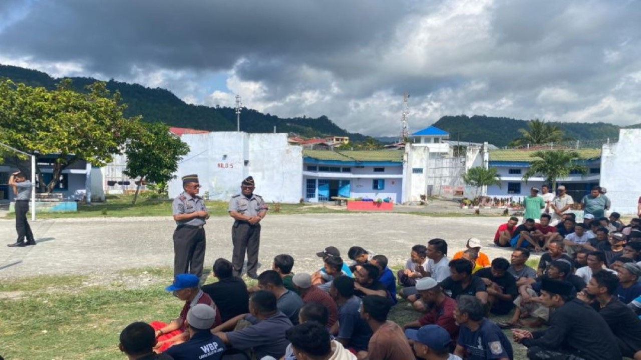Kalapas Luwuk Efendi Wahyudi menyosialisasikan aturan tata tertib Lapas kepada warga binaan di Aula Blok Hunian Lapas Luwuk di Luwuk, Kabupaten Banggai, Jumat (291/23/2023). (ANTARA/HO-Dokumentasi Lapas Luwuk)