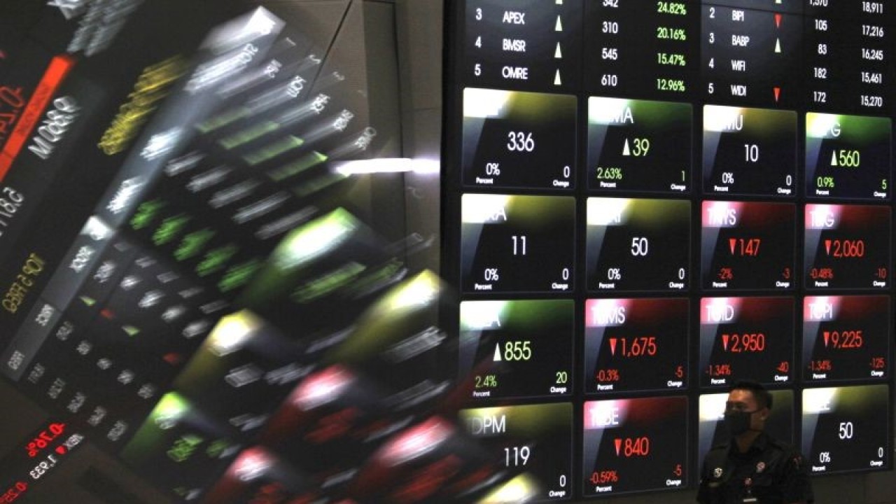 Karyawan melintas di depan layar pergerakan perdagangan saham di mining hall gedung Bursa Efek Indonesia, Jakarta (24/11/2023). Indeks Harga Saham Gabungan (IHSG) Bursa Efek Indonesia akhir pekan ditutup menguat 5,29 poin atau 0,08 persen ke posisi 7.009,63 di tengah pelemahan bursa saham kawasan Asia. ANTARA FOTO/M Riezko Bima Elko Prasetyo/sgd/rwa.