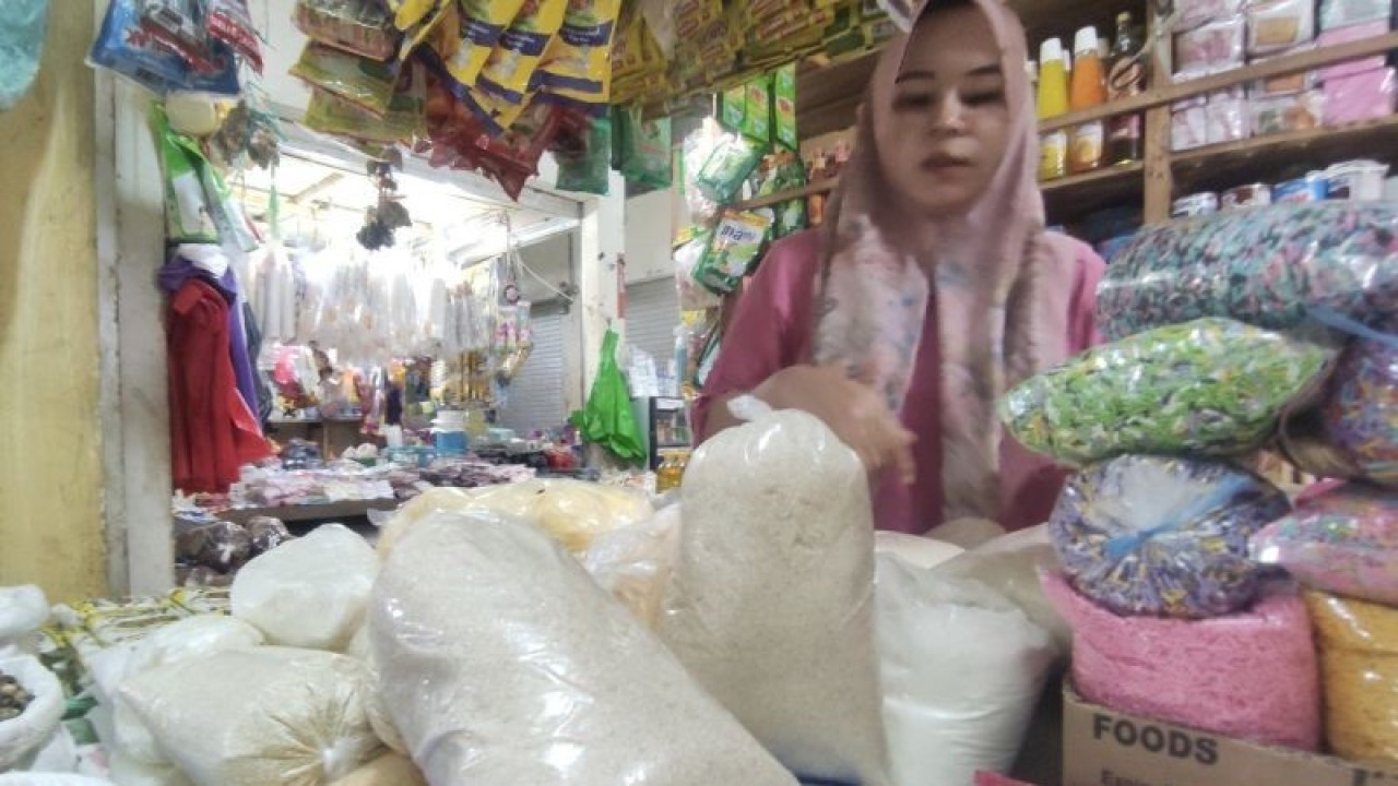 Salah seorang pedagang di Pusat Perbelanjaan Mentaya (PPM) Sampit menunjukan komoditas gula pasir yang mengalami kenaikan signifikan dalam sebulan terakhir, Jumat (8/12/2023).  (ANTARA/Devita Maulina)