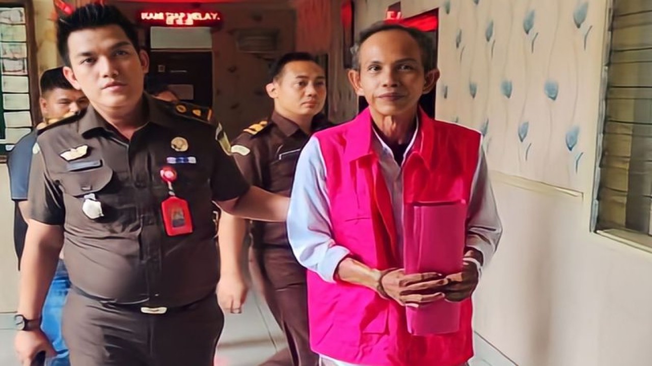 Eks Kades Batuwinangun ditetapkan tersangka kasus dugaan korupsi, Rabu. (ANTARA/Edo Purmana/23)