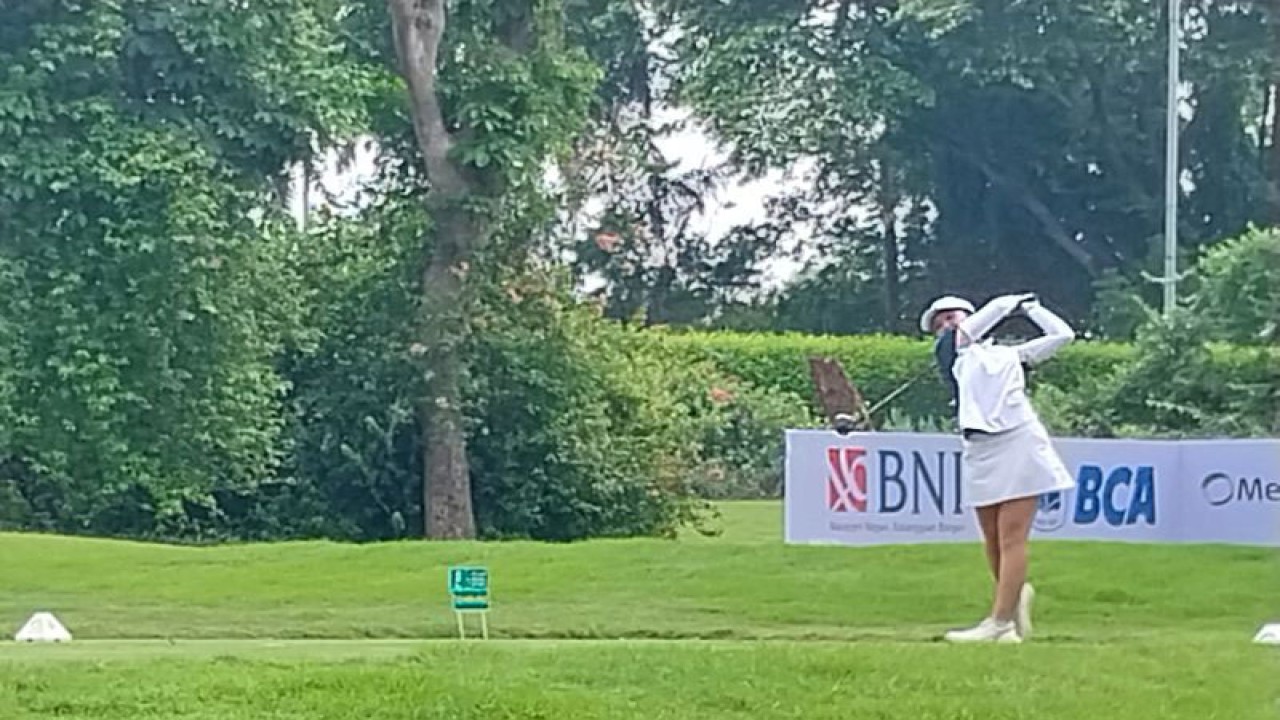 Pegolf Indonesia Elaine Widjaja tampil dalam turnamen International Junior Golf Championship 2023 di Pondok Indah Golf Course, Jakarta, Rabu (13/12/2023). (ANTARA/Aloysius Lewokeda)