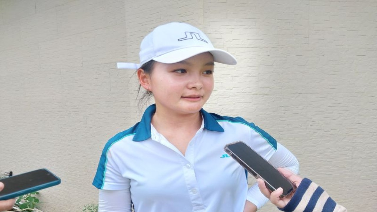Pegolf Indonesia Elaine Widjaja memberikan keterangan seusai menjalani pertandingan hari kedua turnamen International Junior Golf Championship 2023 di Pondok Indah Golf Course, Jakarta, Rabu (13/12/2023). (ANTARA/Aloysius Lewokeda)